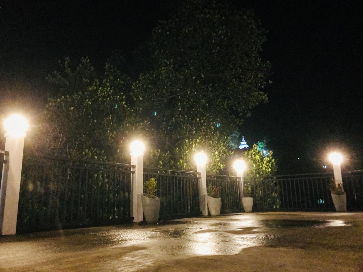 Tranquil Quarter Hotel Kandy Buitenkant foto